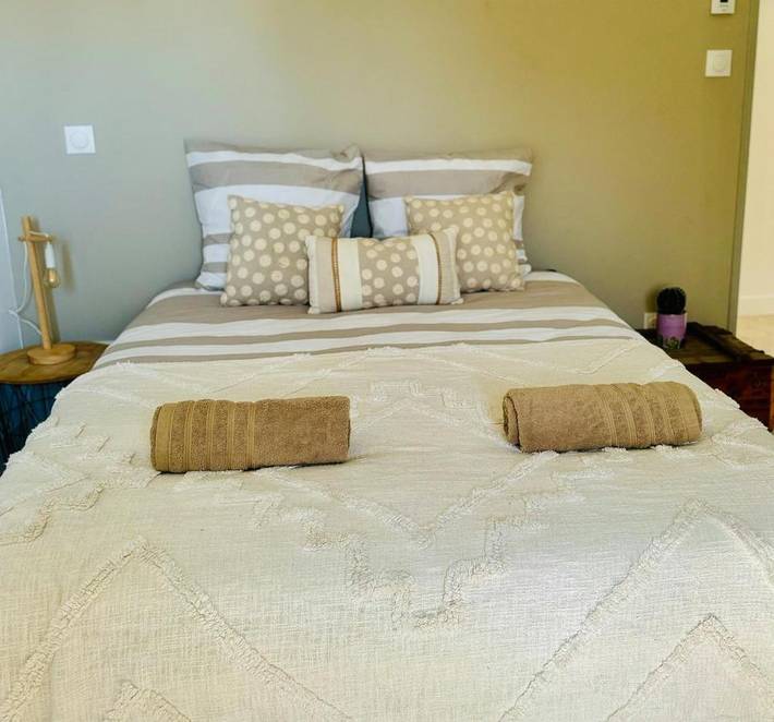 Location de vacances pour 12 personnes, avec vue ainsi que piscine et jardin à Lédenon - 2