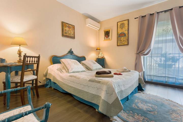 Camera d’hôtes "Chambre Little Boudha" con terrazza condivisa, Wi-Fi e aria condizionata in Bernis, Costa mediterranea (Francia)