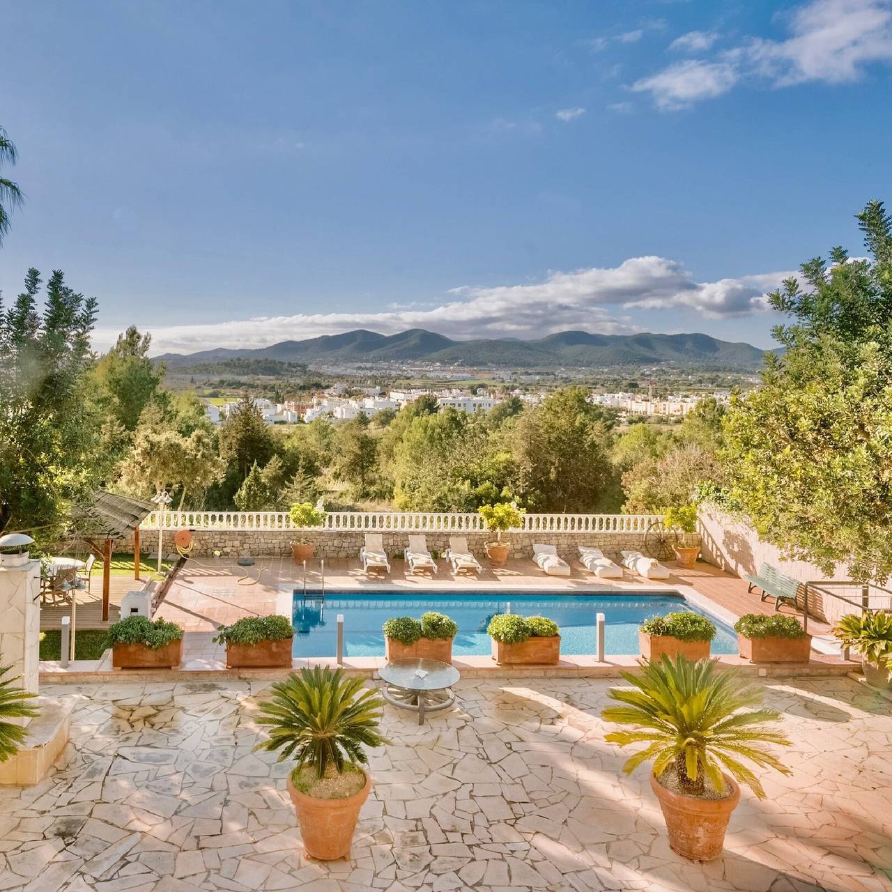 Villa 'Bloom' con vista mare, Wi-Fi e aria condizionata in Santa Eularia des Riu, Ibiza Est