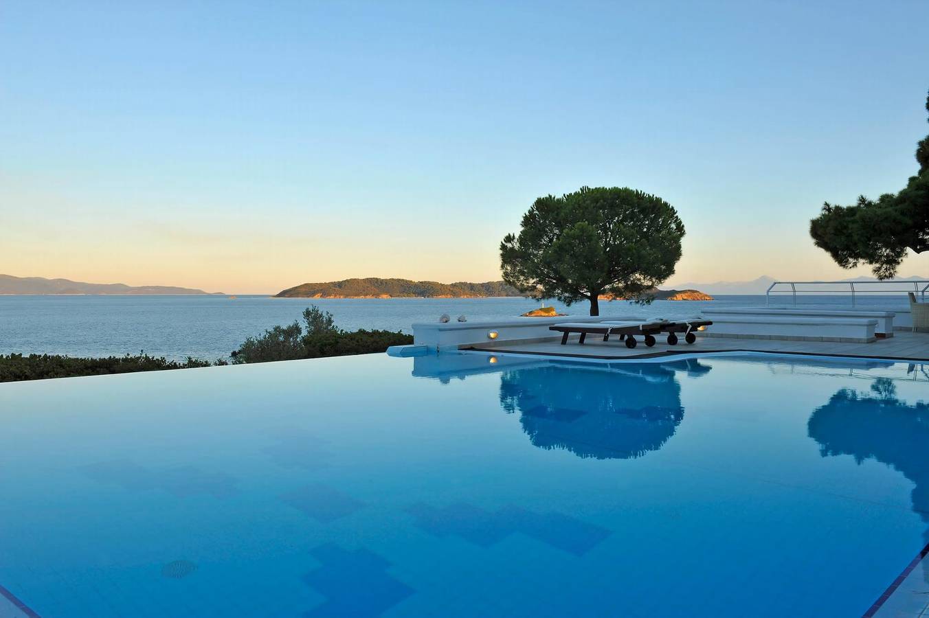 Super Luxury Skiathos Villa | Seven Stunning Bedroom Suites | Villa Daphne | Achliades in Achladias, Islas Espóradas