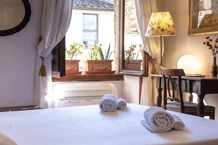 Appartamento intero, Affascinante, romantico appartamento, Ponte Vecchio (50mt), AC, WIFI, Ascensore, completamente attrezzato in Firenze Centro storico, Firenze