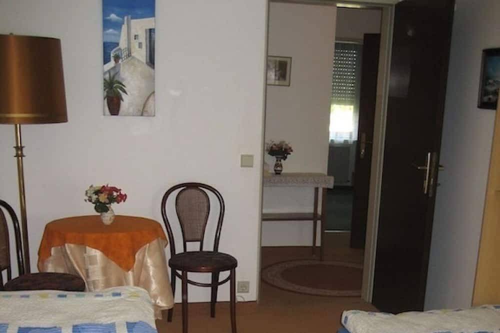 Ganze Wohnung, Grosszügige Komfort-Wohnung,150m2, im Parterre, ruhig, gartenseitig mit Terrasse in Wien, Wienerwald