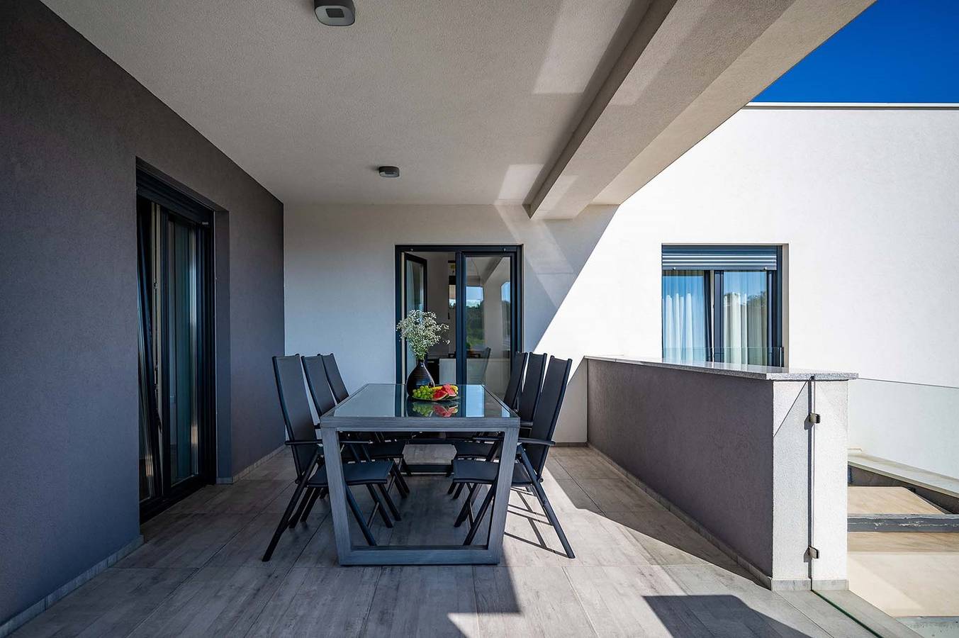 Eine moderne, sowie geräumige und elegante Villa mit Pool in Pula mit zwei fein dekorierten Wohnungen, die mit einer Innentreppe verbunden sind. in Pula-Medulin, Pula