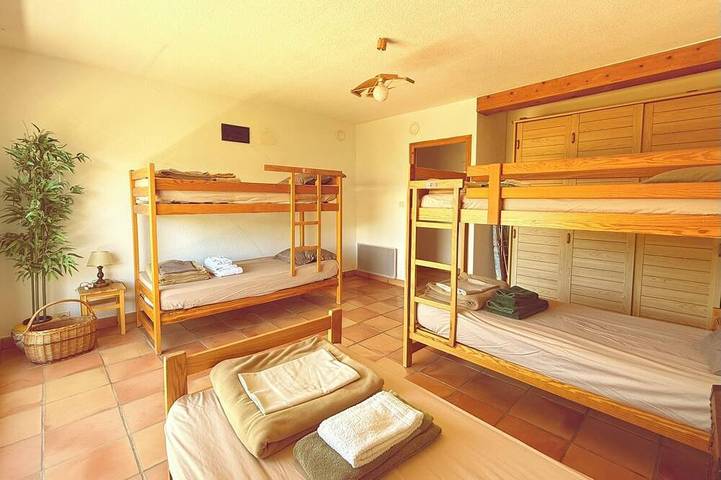 Comfortable Cottage – Sleeps 15 – Panoramic Mountain View, Terrace, Hautes-Alpes in Embrun, Nationalpark Écrins