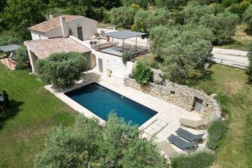 Gîte pour 4 personnes, avec jardin et terrasse à Lurs