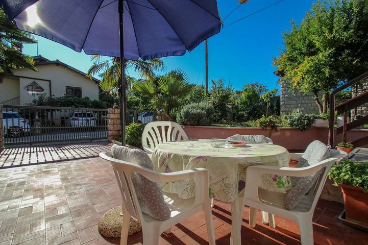 Ganze Wohnung, Idyllisches Apartment nur 400 Meter zum Strand mit privater Terrasse, Grill, Klima in Novigrad, Umag und Umgebung
