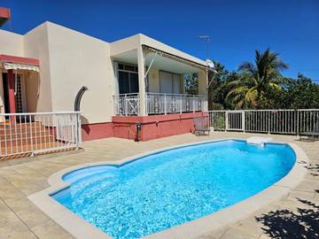 Maison d’hôte pour 2 personnes, avec piscine ainsi que jardin et vue à Petit-Bourg