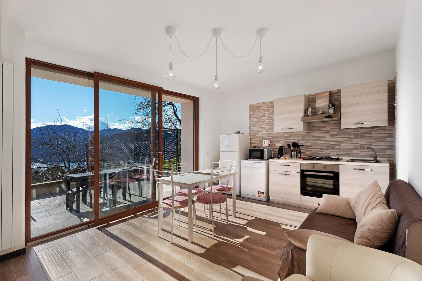 Ganze Wohnung, Ferienwohnung 'Luna' mit Blick auf den See, Gemeinschaftspool und Wi-Fi in Comune di Pettenasco, Ortasee