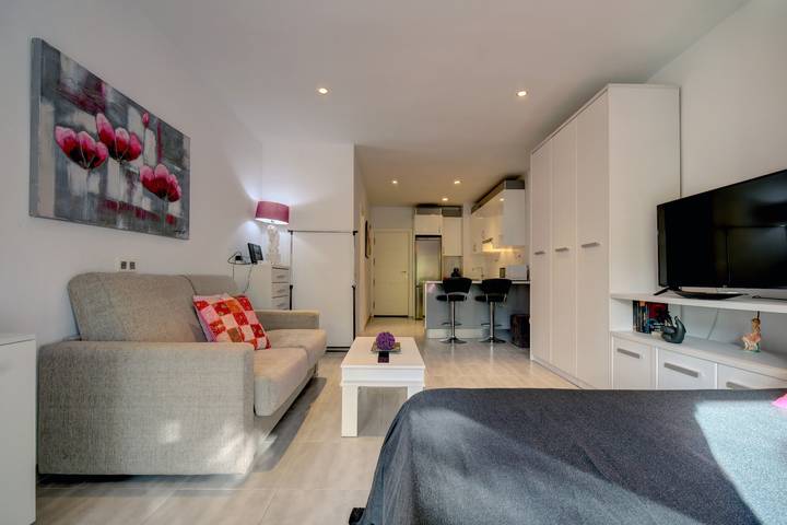 Entire apartment, Apartment 'Right in The Golden Mile 200 Metres' with Shared Pool, Wi-Fi and Air Conditioning in Marbella West, Marbella