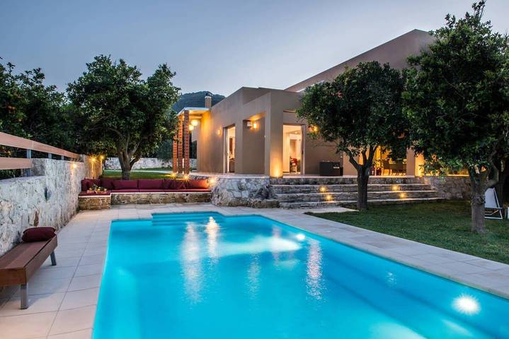 Villa for 6 personer, med Jacuzzi og Hage i tillegg til Badebasseng i Platanias Kommune