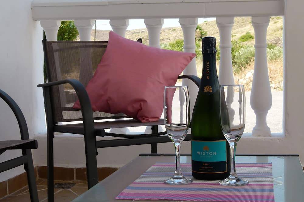 Rural Retreat with stunning mountain views, only 25 minutes from the beach. in Cariatiz, Sorbas