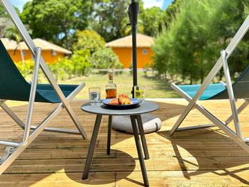 Parc de vacances pour 4 personnes, avec vue ainsi que jardin et piscine en Guadeloupe