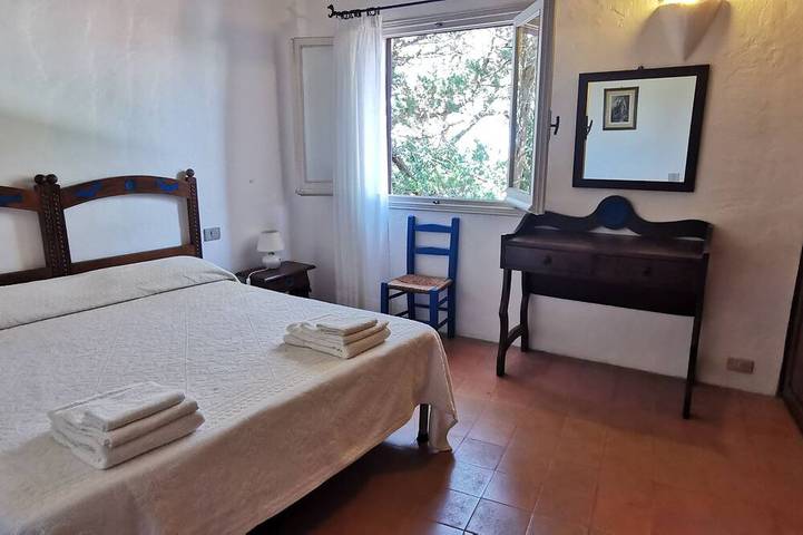 Detached villa with a large terrace and ocean view—200 m from the ocean in Baja Sardinia, Arzachena