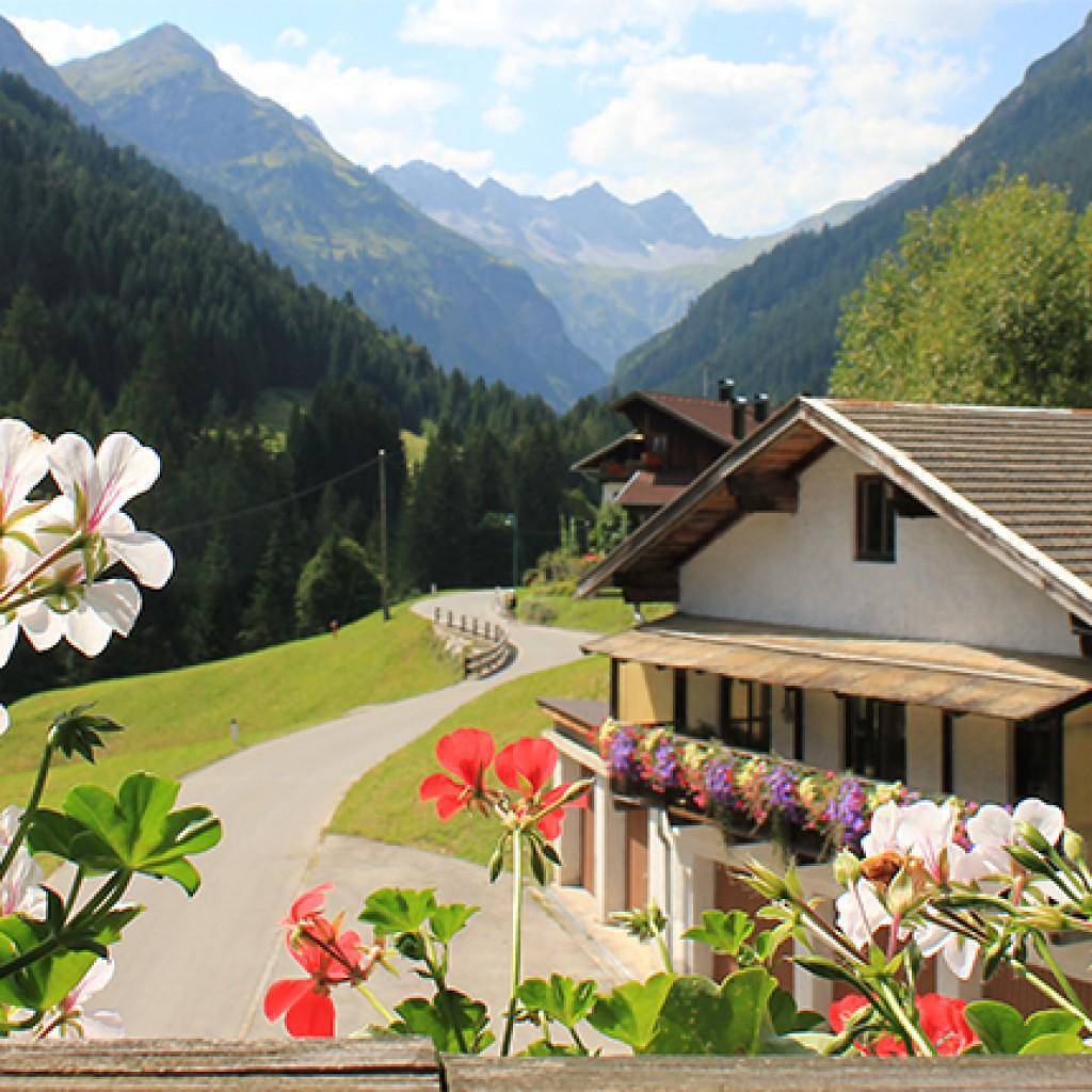 Adlerzimmer mit Balkon (max. 4 Personen) in Hinterhornbach, Allgäuer Alpen (Österreich)