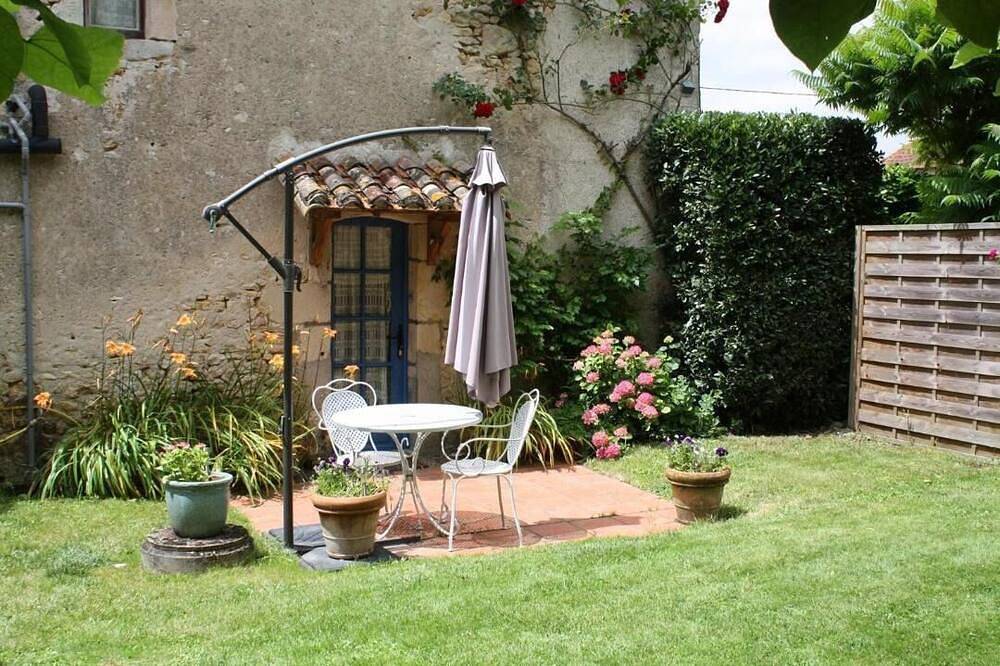 Appartement entier, Idyllic Studio Gite In Rural Stunning French Countryside With Pool in Antigny, Vienne (France)