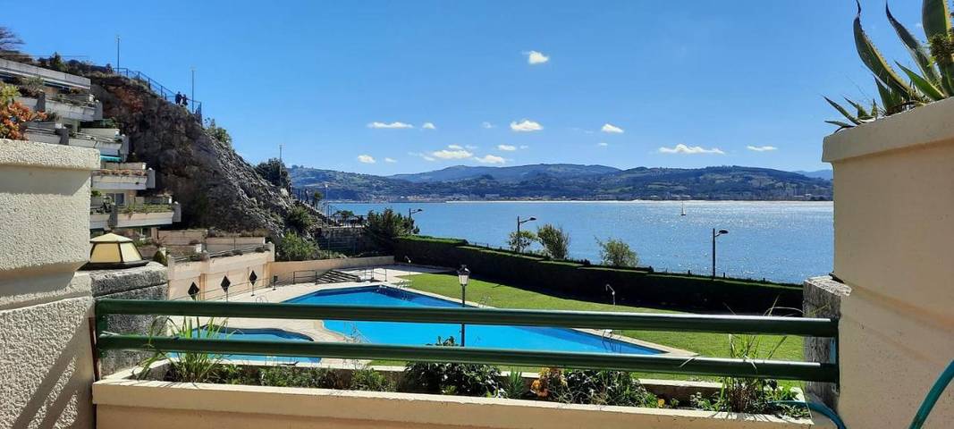 Apartamento para 2 personas, con Balcón y Terraza además de Jardín y Piscina para niños en Santoña