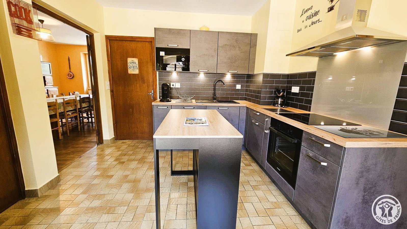 Gemütliche Gite mit Garten, TV und Flussblick in Liginiac, Ussel und Umgebung