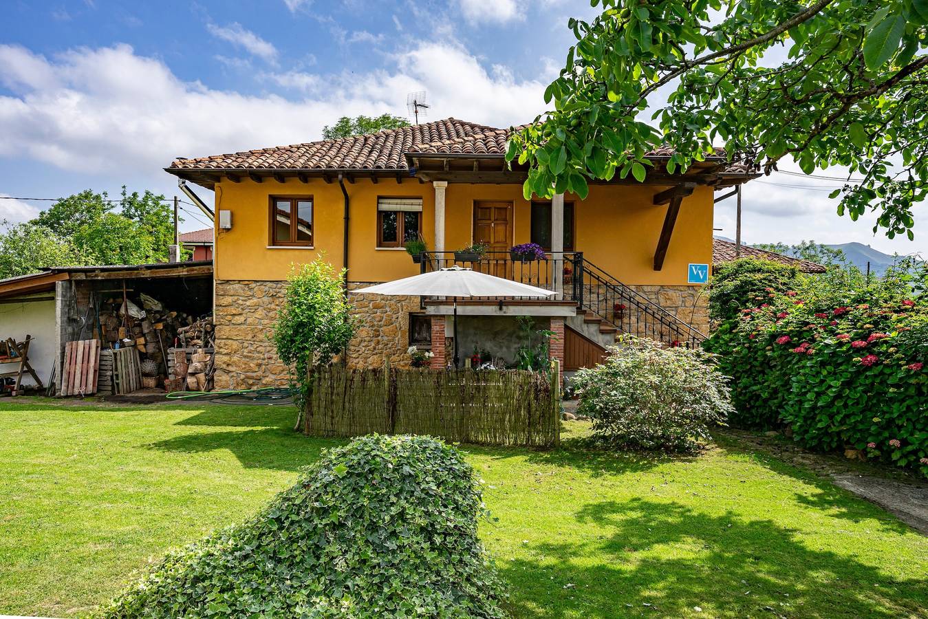 Maison de vacances avec vue sur la montagne, piscine chauffée et aire de jeux pour enfants in Parres, Asturias Province