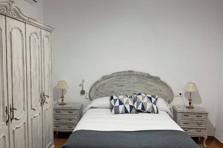 Eufemia Country House, a family-friendly property with a pool and private garden (pet-friendly) in Arenales de San Gregorio, Comarca de la Mancha