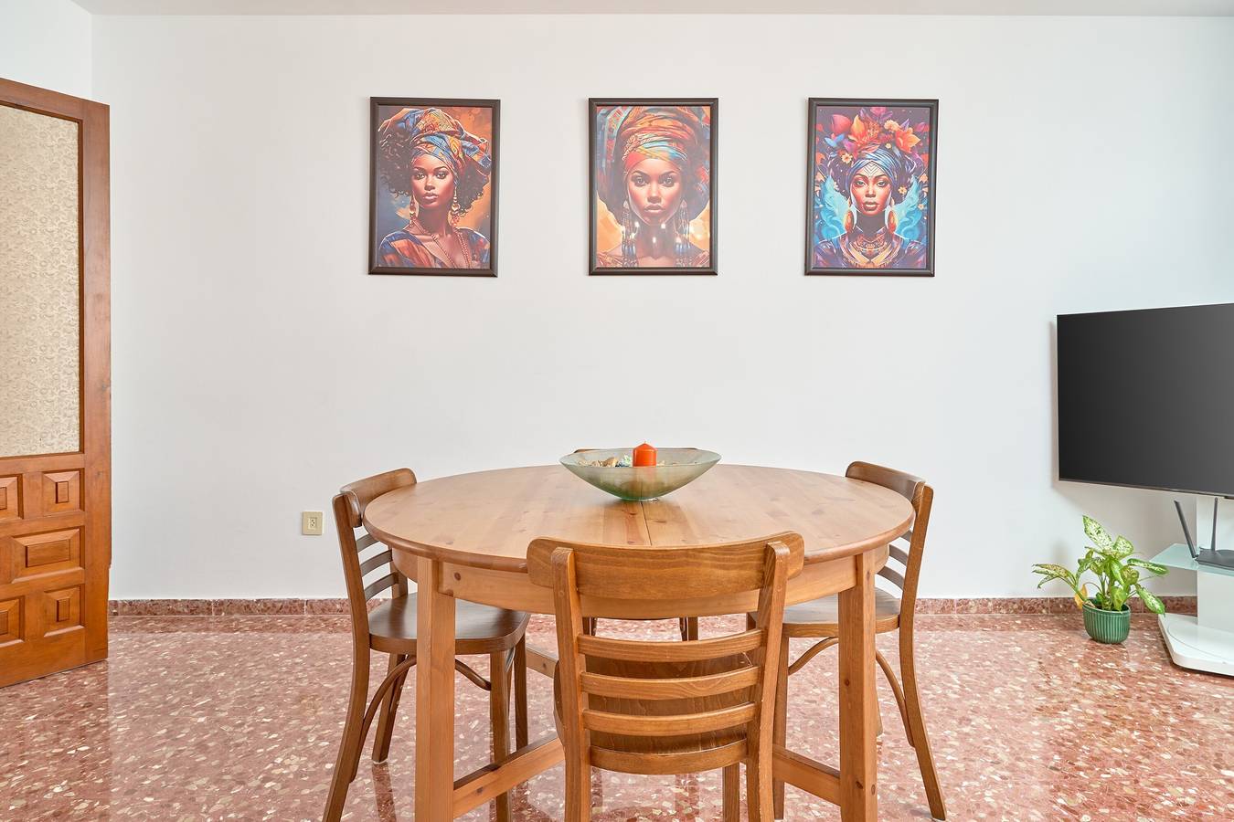 Apartamento entero, Apartamento 'Nerja Herrera Oria 40' con vistas a la montaña, terraza compartida y Wi-Fi in Nerja, Costa del Sol