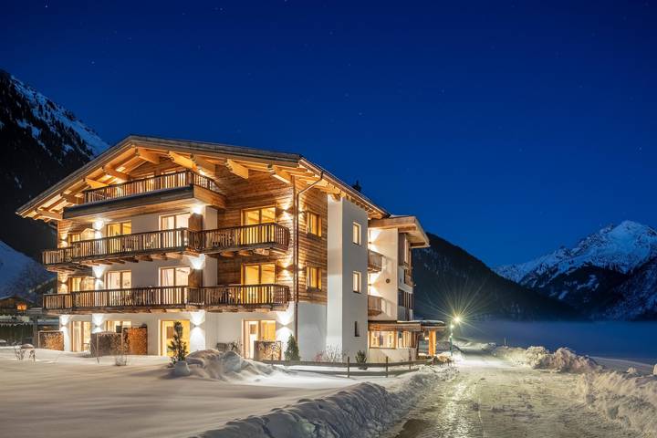 Ferienwohnung für 10 Personen, mit Balkon und Sauna sowie Ausblick in Holzgau