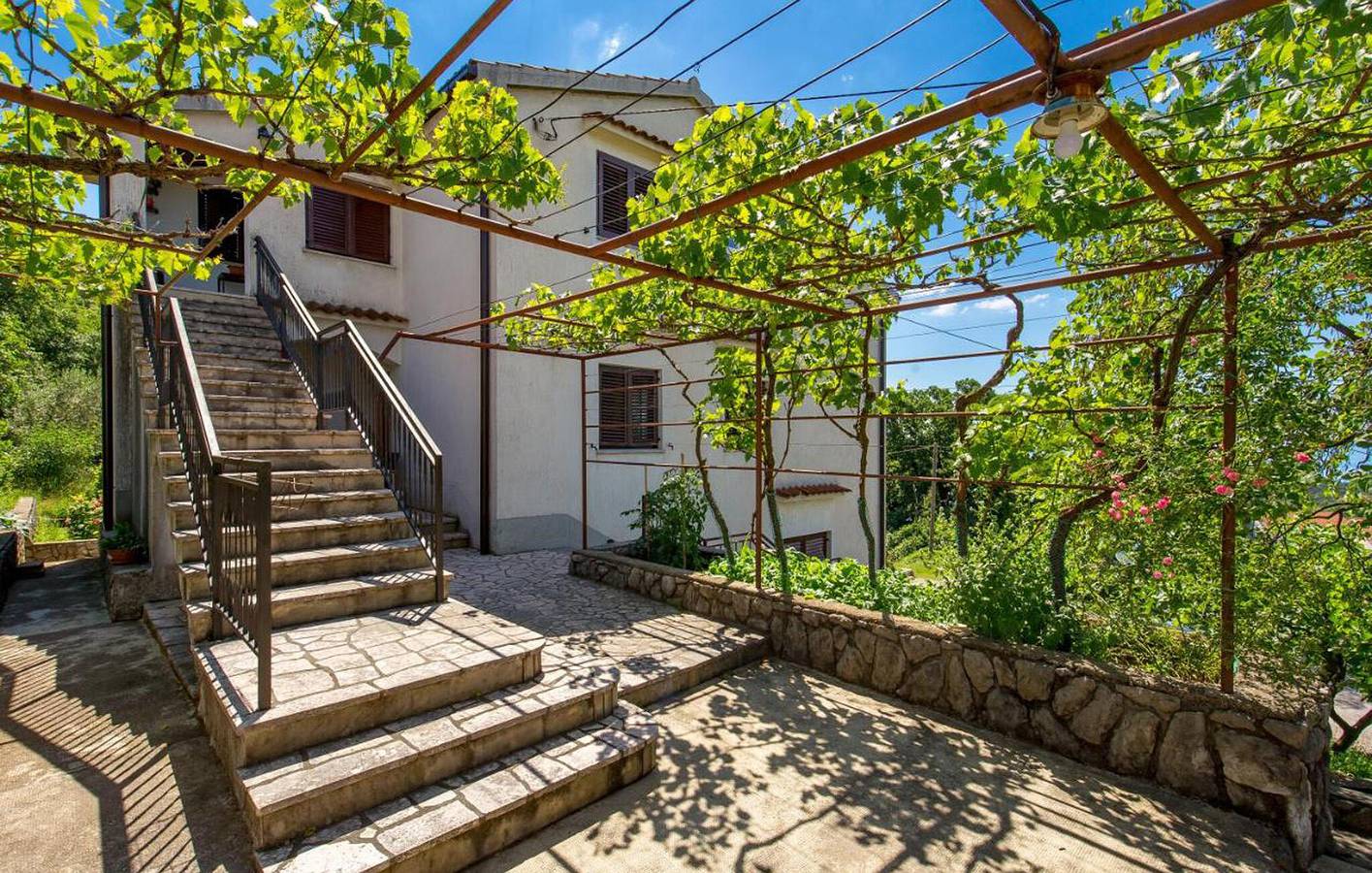 Geheel vakantieappartement, Charmant, op 2 km van de rivier: gezellig appartement van 90 m² met terras en parkeerplaats in Rijeka, Primorje-Gorski Kotar