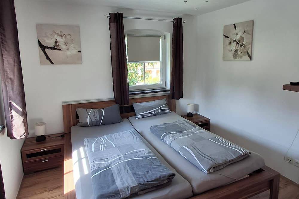 Ferienhaus 86 qm, 2 Schlafzimmer, Wohnzimmer mit Schlafcouch, Terrasse und Garten in Laufen, Rupertiwinkel