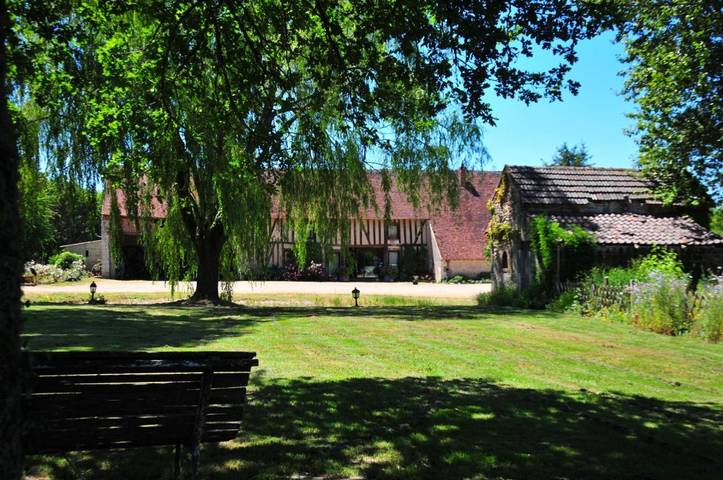 Chambre d’hôte, avec Terrasse et Jardin ainsi que Piscine et Sauna à Gien