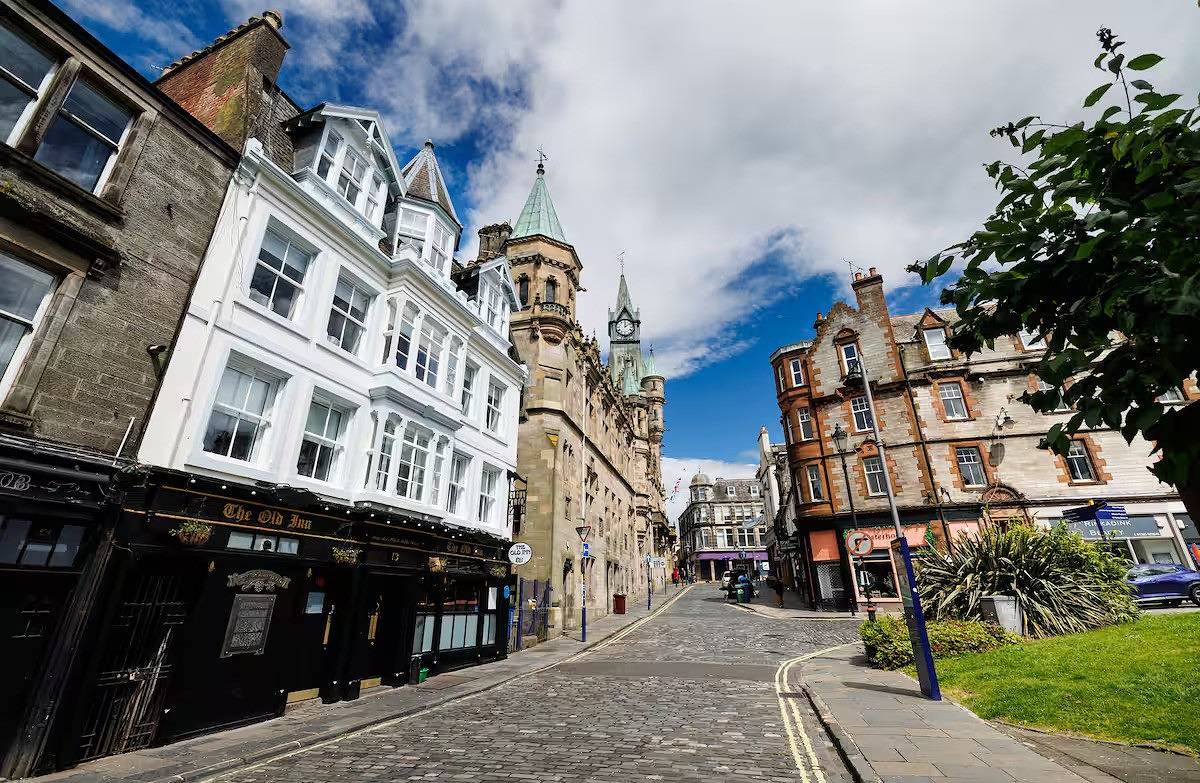 Entire holiday apartment, Stylish 2-Bed Apartment in the Heritage Quarter in Dunfermline, Fife region