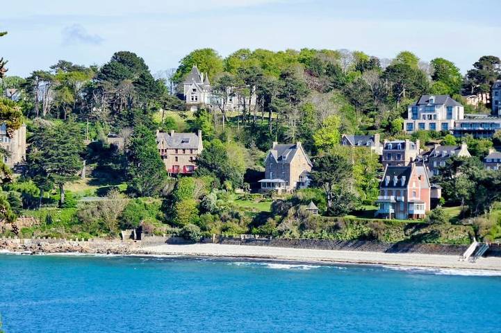 Villa pour 9 personnes, avec piscine ainsi que jardin et balcon, animaux acceptés à Perros-Guirec