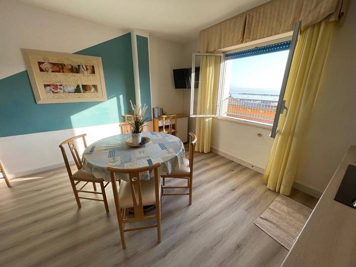 Appartamento per 7 persone, con balcone e piscina, adatto a famiglie con bambini a Bellaria-Igea Marina (Italia)