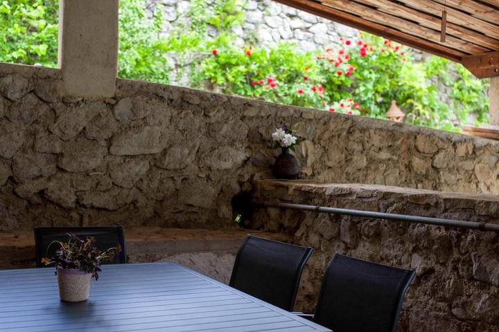 Location de vacances pour 8 personnes, avec terrasse ainsi que vue et jardin à Ponet-et-Saint-Auban - 2