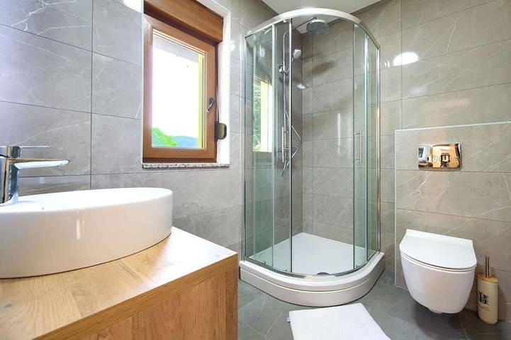 Schönes alleinstehendes Ferienhaus mit privatem Pool, Klimaanlage,  W-Lan, Whirlpool, Tv, Terrasse in Sveti Juraj, Naturpark Velebit