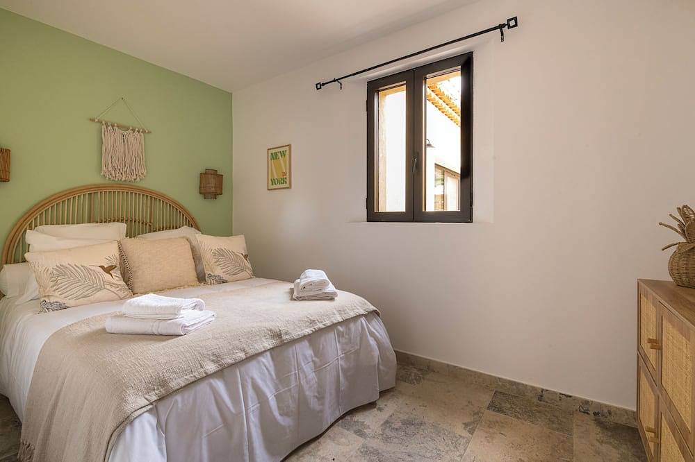 Villa with pool in the Lourmarin countryside in Cadenet, Parc naturel régional du Luberon
