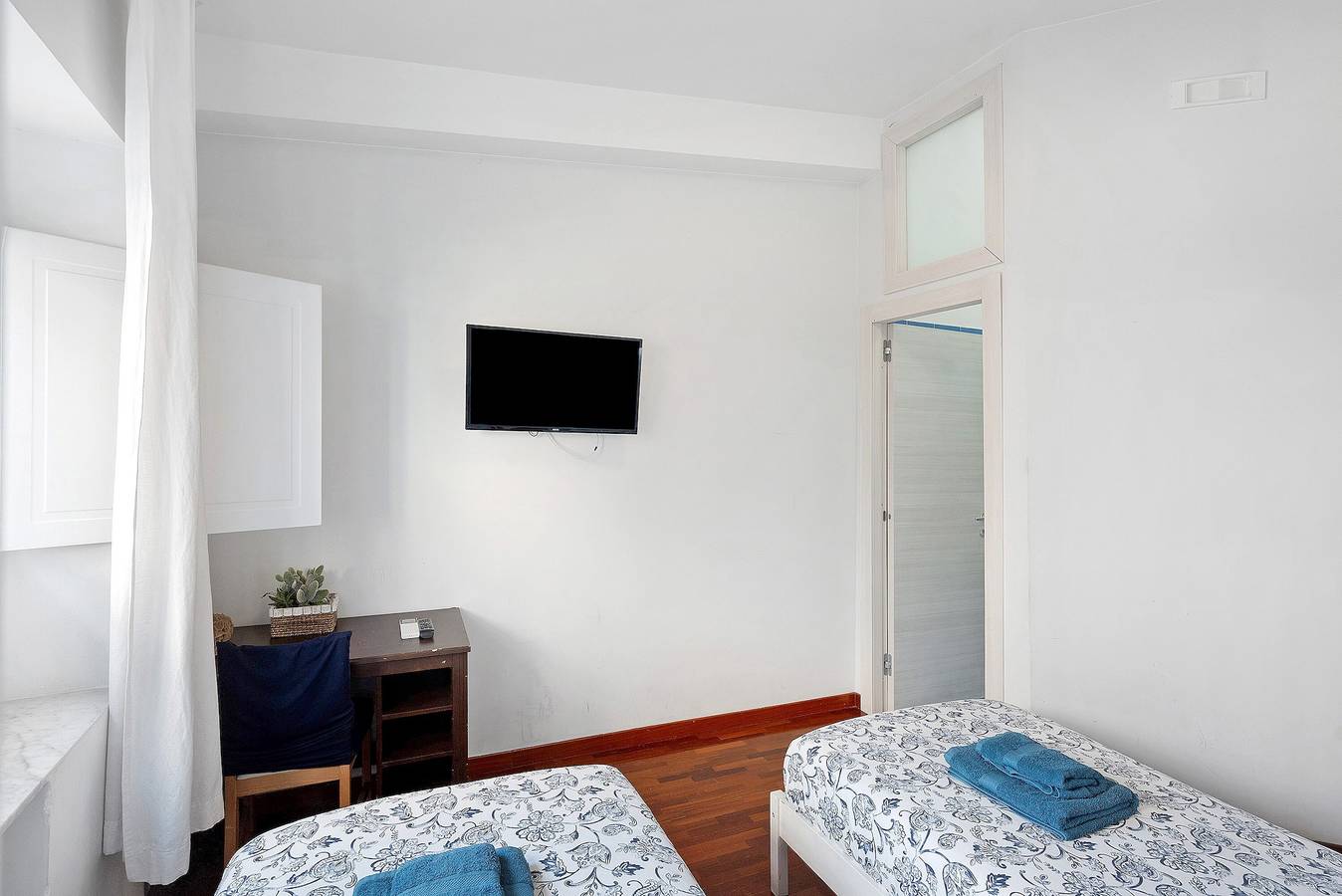 Divina Salerno – Zimmer Cetara mit Gemeinschaftsterrasse, Wlan und Klimaanlage in Salerno, Tyrrhenische Küste Kampanien