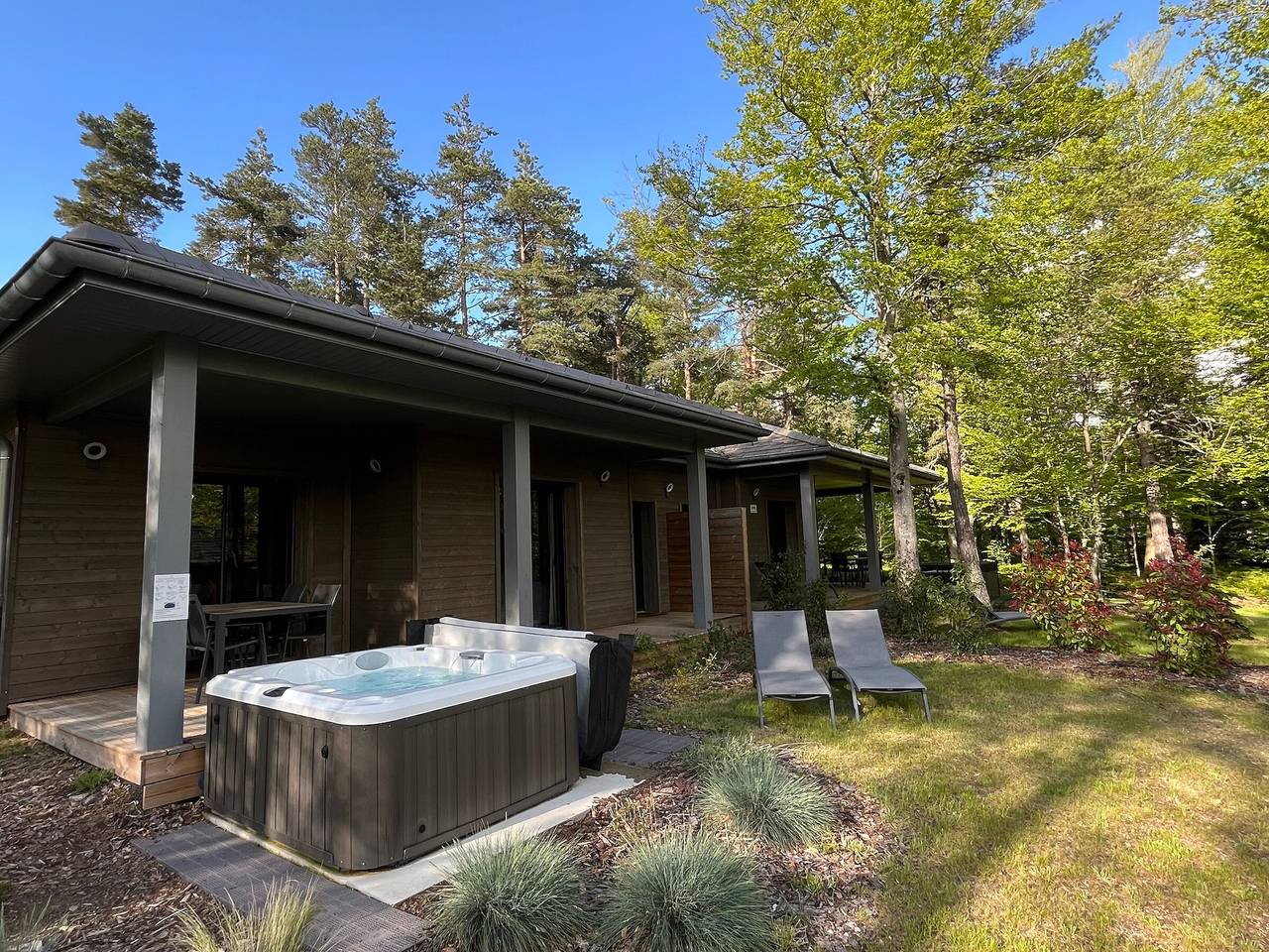 Golfside Lodge with Private Jacuzzi, Indoor Pool, and Spa Access in Le Chambon-sur-Lignon, Mézenc