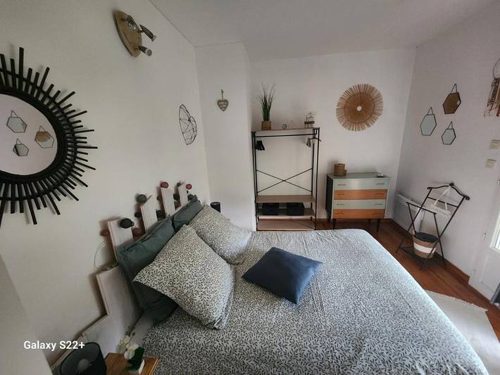 Location de vacances pour 8 personnes, avec Balcon et Terrasse ainsi que Jardin et Vue à Ogenne-Camptort