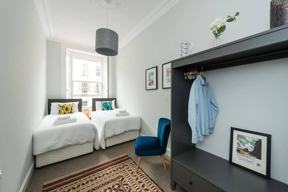 107 Broughton Street -  an edinburgh that sleeps 6 guests  in 3 bedrooms in Edinburgh, Edinburgh and Lothian
