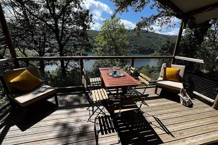 Cabane en bois pour 5 personnes, avec terrasse, animaux acceptés