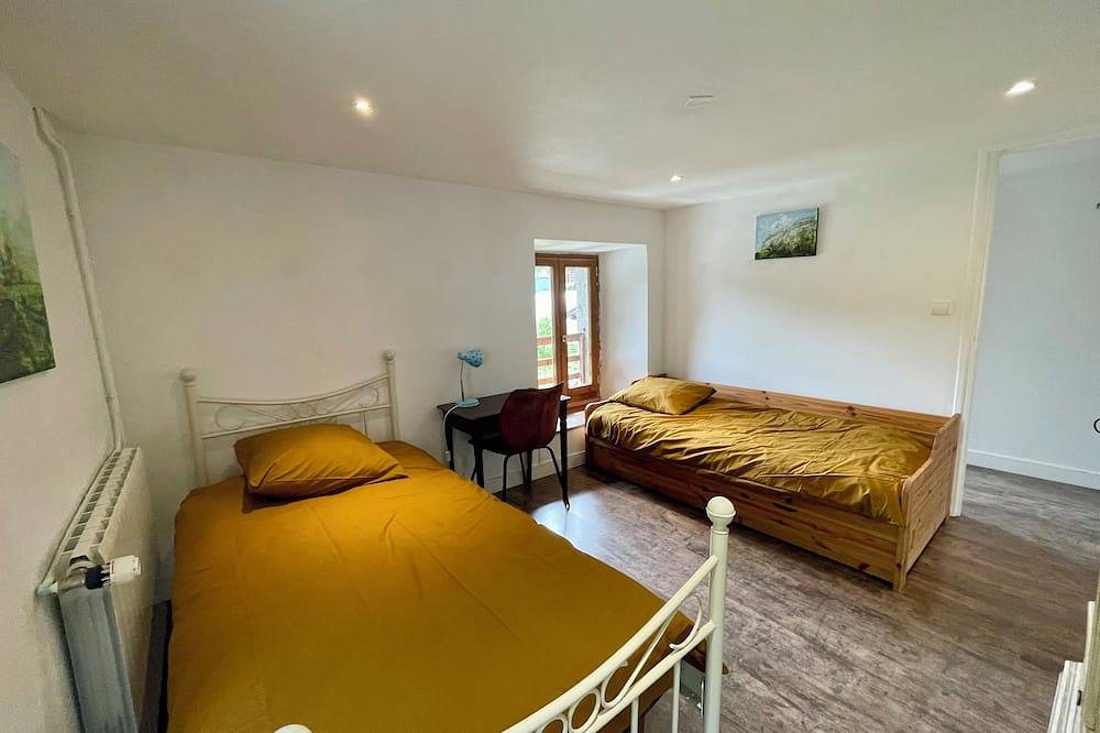 Authentic stone and larch chalet / 350 m from the gondola 8/9 persons 90 m² / 430 sq. ft. in Vallorcine, Bonneville regio
