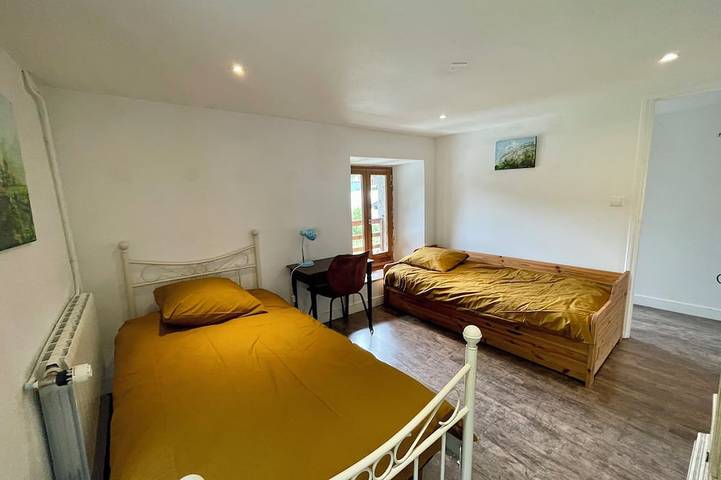 Authentic stone and larch chalet, 350 m from the gondola, sleeps 8–9, 90 m² in Vallorcine, Region Bonneville