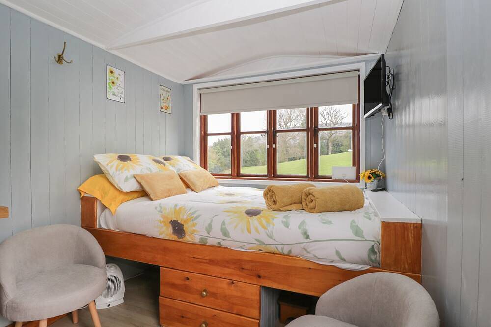 Rabbit Hill Hut, pet friendly, with a garden in Govilon in Brecon Beacons