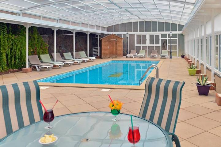 Hôtel pour 2 personnes, avec terrasse ainsi que piscine et sauna, animaux acceptés à Chantonnay - 2