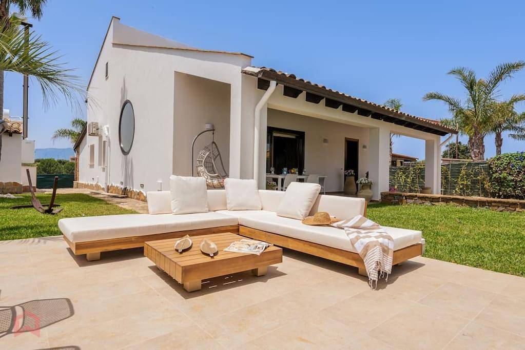 Posh villa with pool & jacuzzi in Balestrate, Provincia di Palermo