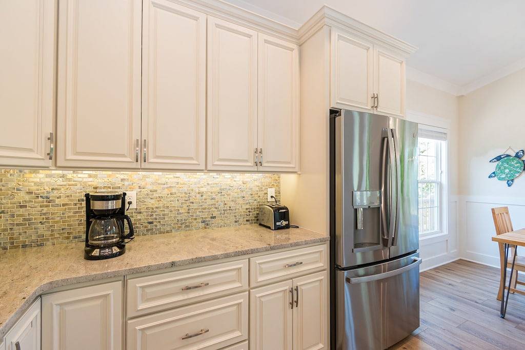 Clean home on quiet street/Walk to beach & shops/Small, non-shedding dogs in Yaupon Beach, Oak Island (NC)