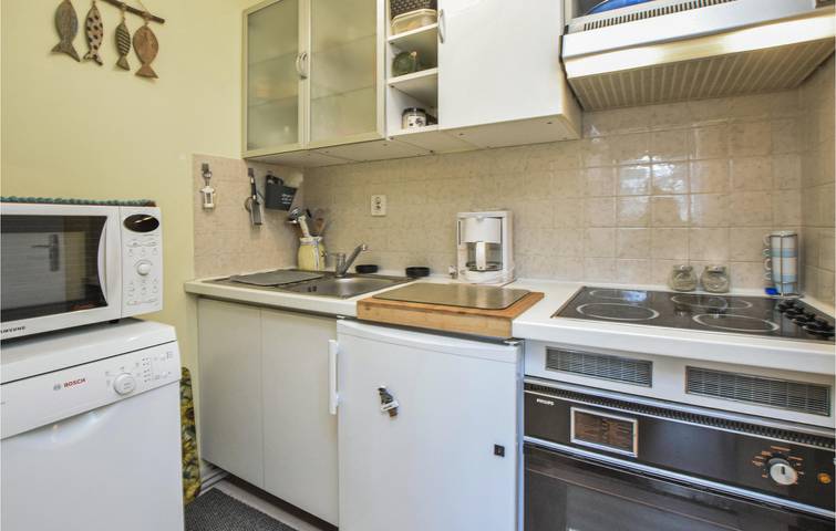 Appartement de vacances entier, 600m de la plage : Apt douillet avec terrasse et parking in Blonville-sur-Mer, Région de Lisieux
