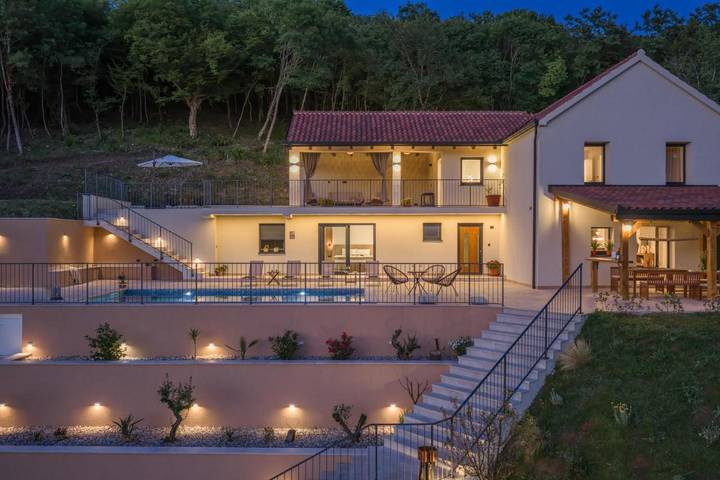 Villa pour 8 personnes, avec Balcon et Terrasse ainsi que Jardin et Piscine à Sinj - 3
