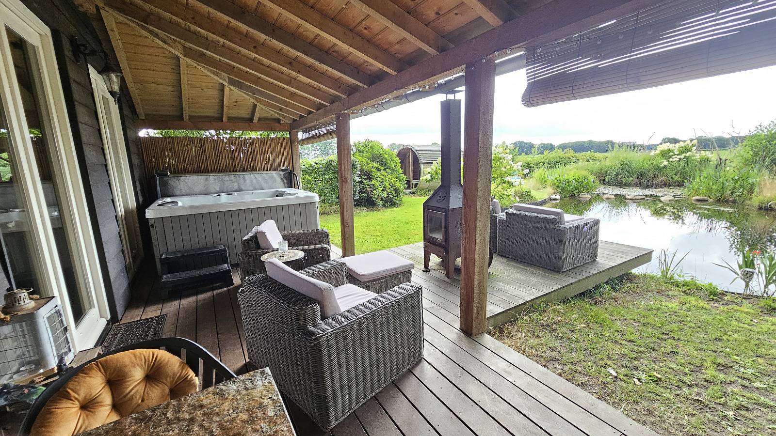 Romantisches Ferienhaus mit Außenspa, Sauna und Teich in ruhiger Lage in Drenthe in Nationalpark Dwingelderveld