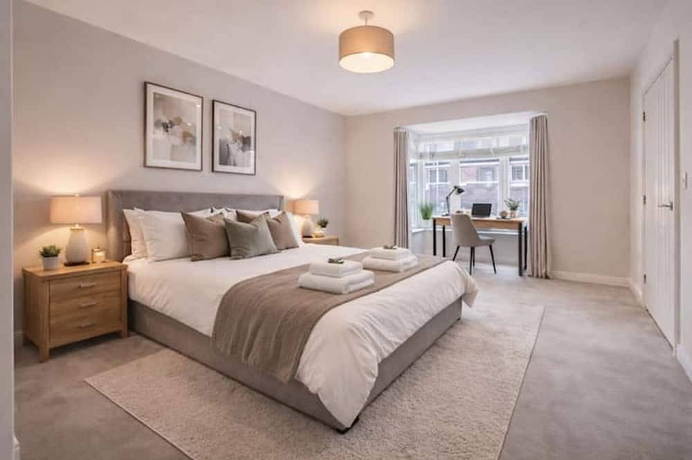 4 Bed House | Sleeps up to 8 | Parking & Garage | Contractor & Corporate Stays in Wakefield, Westliches Yorkshire