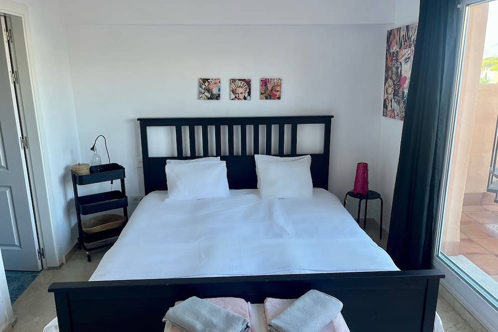 Heerlijk huis voor 8! Loopafstand Strand, solarium, zwembad, garage. in Hacienda Las Chapas, Marbella